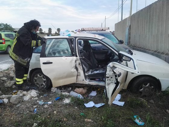 Violento schianto tra auto sulla statale, impatto all'incrocio: due feriti, uno è grave - Corriere Salentino