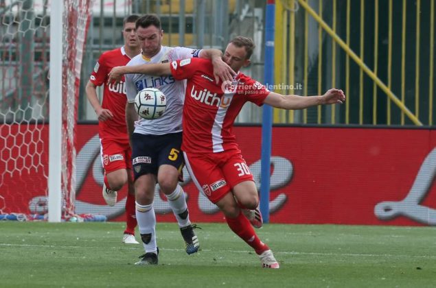 Si avvicina lo spettro dei play-off, Monza-Lecce 1-0 - Corriere Salentino