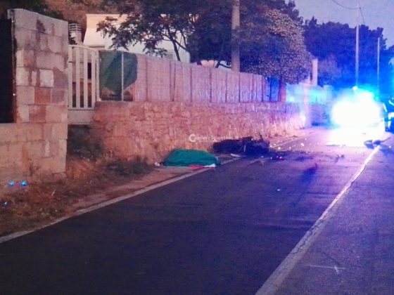 Tragedia sulla litoranea: scontro con auto e muro, poi moto prende fuoco. Muore centauro - Corriere Salentino