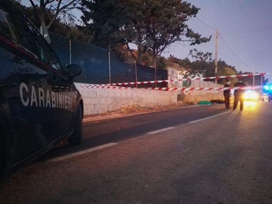 Tragedia sulla litoranea: scontro con auto e muro, poi moto prende fuoco. Muore centauro - Corriere Salentino