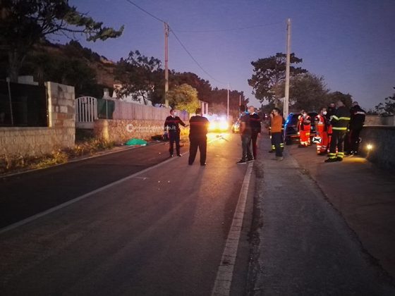Tragedia sulla litoranea: scontro con auto e muro, poi moto prende fuoco. Muore centauro - Corriere Salentino