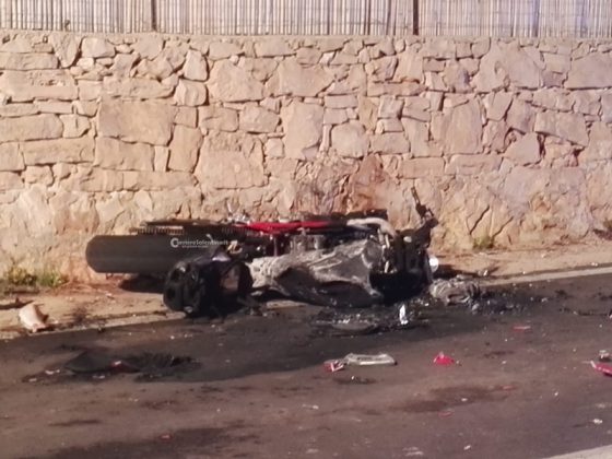 Tragedia sulla litoranea: scontro con auto e muro, poi moto prende fuoco. Muore centauro - Corriere Salentino