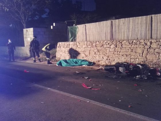 Tragedia sulla litoranea: scontro con auto e muro, poi moto prende fuoco. Muore centauro - Corriere Salentino