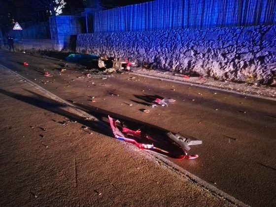 Tragedia sulla litoranea: scontro con auto e muro, poi moto prende fuoco. Muore centauro - Corriere Salentino