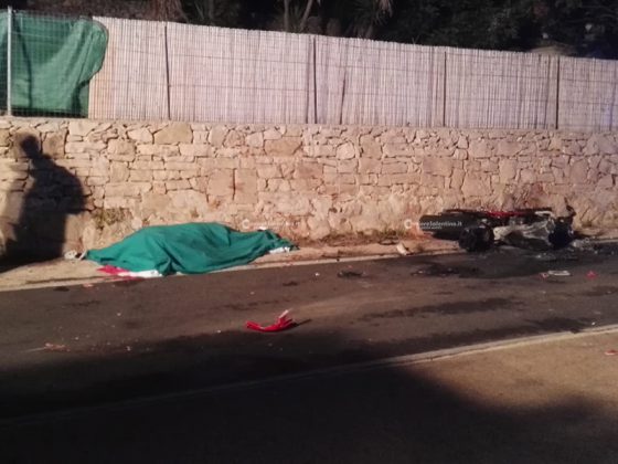 Tragedia sulla litoranea: scontro con auto e muro, poi moto prende fuoco. Muore centauro - Corriere Salentino