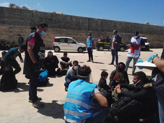 Ancora uno sbarco, oltre 50 migranti intercettati al largo di Leuca: a bordo anche donne e bambini - Corriere Salentino