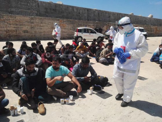 Ancora uno sbarco, oltre 50 migranti intercettati al largo di Leuca: a bordo anche donne e bambini - Corriere Salentino