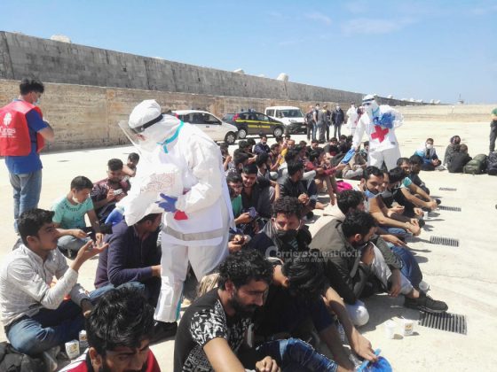 Ancora uno sbarco, oltre 50 migranti intercettati al largo di Leuca: a bordo anche donne e bambini - Corriere Salentino