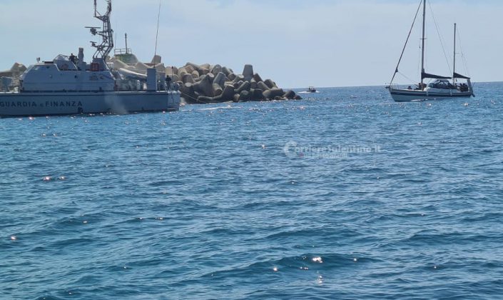 Ancora uno sbarco, oltre 50 migranti intercettati al largo di Leuca: a bordo anche donne e bambini - Corriere Salentino