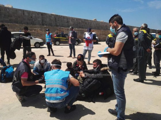 Ancora uno sbarco, oltre 50 migranti intercettati al largo di Leuca: a bordo anche donne e bambini - Corriere Salentino