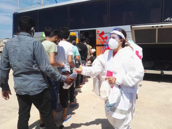 Ancora uno sbarco, oltre 50 migranti intercettati al largo di Leuca: a bordo anche donne e bambini - Corriere Salentino