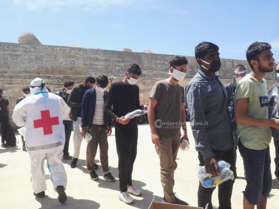 Ancora uno sbarco, oltre 50 migranti intercettati al largo di Leuca: a bordo anche donne e bambini - Corriere Salentino