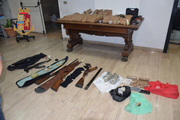 Cinquanta chili di droga, armi, munizioni ed esplosivo: scovato l'arsenale di un 52enne detenuto - Corriere Salentino