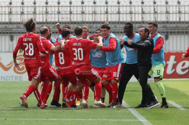 Si avvicina lo spettro dei play-off, Monza-Lecce 1-0 - Corriere Salentino