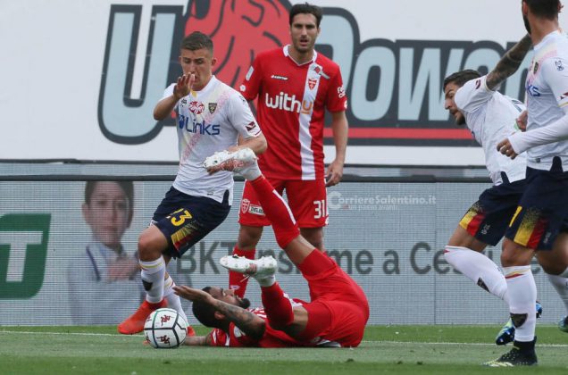 Si avvicina lo spettro dei play-off, Monza-Lecce 1-0 - Corriere Salentino