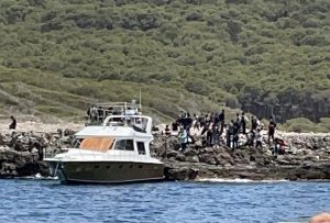 Ennesimo sbarco nel Salento, un centinaio di migranti sbarcano a Porto Selvaggio - Corriere Salentino