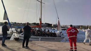 Nuovo sbarco sulle coste salentine: in 55 approdano nel porto di Leuca - Corriere Salentino