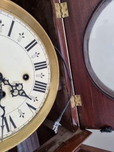 Si infittisce il giallo nel Comune di Maglie: ritrovata un'altra cimice all'interno di un pendolo - Corriere Salentino