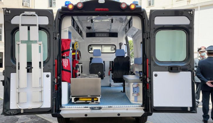 Presentata l’ambulanza della GDF acquistata con i fondi della Regione. Lopalco: “Un investimento” - Corriere Salentino