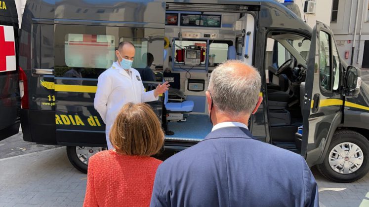 Presentata l’ambulanza della GDF acquistata con i fondi della Regione. Lopalco: “Un investimento” - Corriere Salentino
