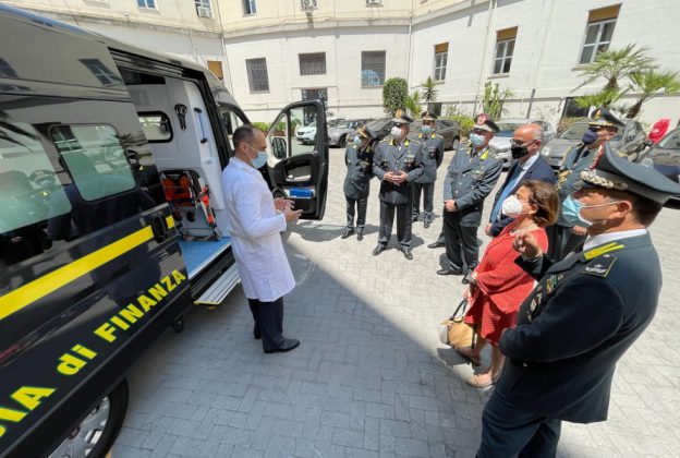 Presentata l’ambulanza della GDF acquistata con i fondi della Regione. Lopalco: “Un investimento” - Corriere Salentino
