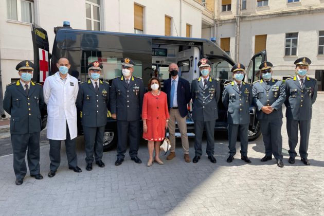 Presentata l’ambulanza della GDF acquistata con i fondi della Regione. Lopalco: “Un investimento” - Corriere Salentino