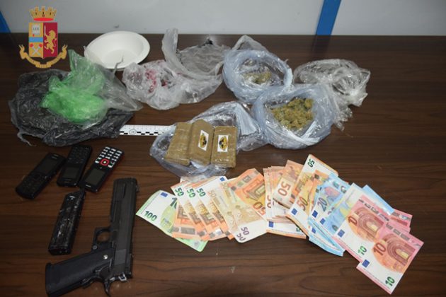 Ai domiciliari a scontare condanna, ma in casa ha droga per lo spaccio e pistola a gas: nuovi guai per un 21enne - Corriere Salentino