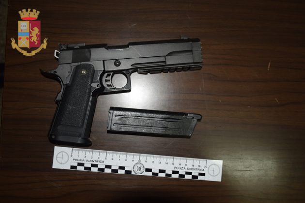 Ai domiciliari a scontare condanna, ma in casa ha droga per lo spaccio e pistola a gas: nuovi guai per un 21enne - Corriere Salentino