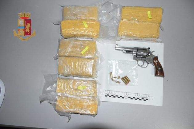 Ignora l'alt degli agenti e sperona la pattuglia per tentare la fuga: in auto oltre 4 chili di eroina e una pistola rubata - Corriere Salentino