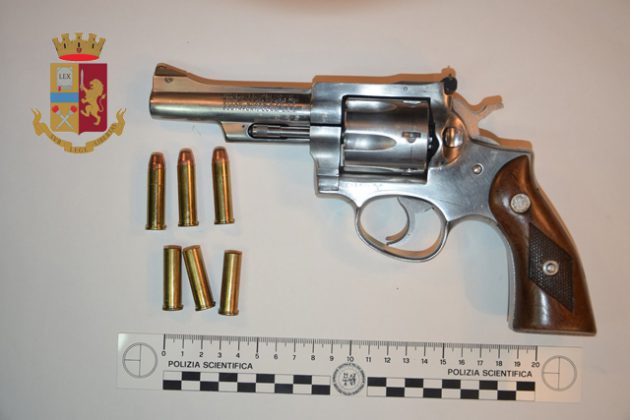 Ignora l'alt degli agenti e sperona la pattuglia per tentare la fuga: in auto oltre 4 chili di eroina e una pistola rubata - Corriere Salentino