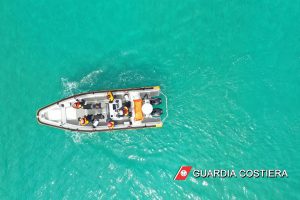 Cade dagli scogli e si ferisce: soccorso via mare con il nuovo battello della guardia costiera - Corriere Salentino