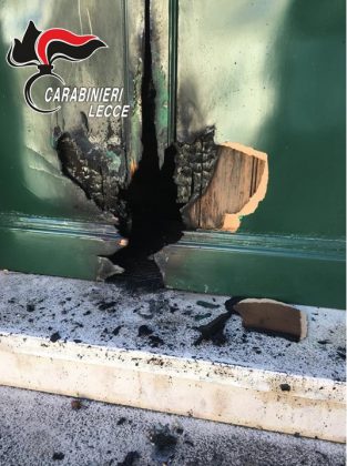 Fiamme sul portone laterale della chiesa Madre: misterioso atto vandalico poco prima dell'alba - Corriere Salentino