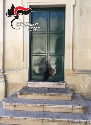 Fiamme sul portone laterale della chiesa Madre: misterioso atto vandalico poco prima dell'alba - Corriere Salentino