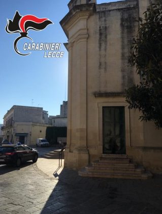 Fiamme sul portone laterale della chiesa Madre: misterioso atto vandalico poco prima dell'alba - Corriere Salentino