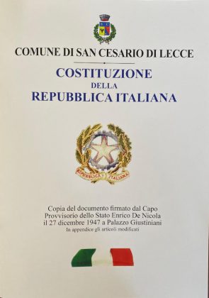 Festa della Repubblica, a San Cesario il sindaco regala la Costituzione a tutti i ragazzi nati nel 2003 - Corriere Salentino