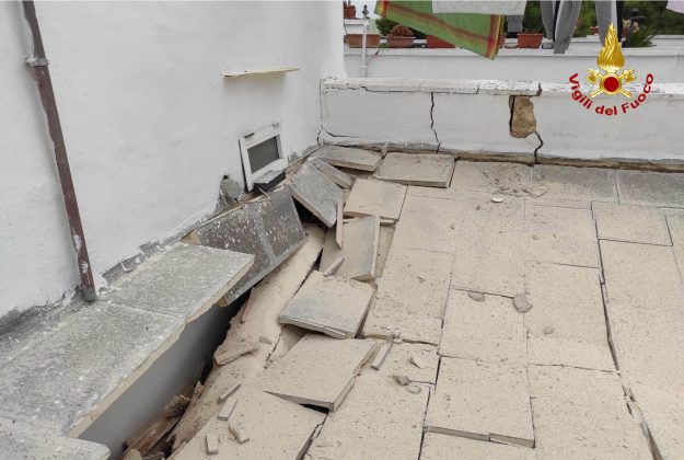 Cede il solaio, paura per una famiglia con bimbi piccoli: abitazione inagibile - Corriere Salentino