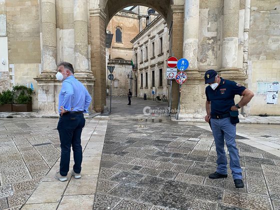 Forte temporale in città: si sbriciola la statua di Sant'Oronzo su Porta Rudiae. Danni anche al Duomo - Corriere Salentino
