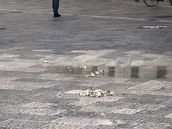 Forte temporale in città: si sbriciola la statua di Sant'Oronzo su Porta Rudiae. Danni anche al Duomo - Corriere Salentino