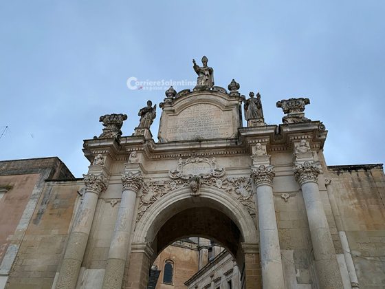 Forte temporale in città: si sbriciola la statua di Sant'Oronzo su Porta Rudiae. Danni anche al Duomo - Corriere Salentino