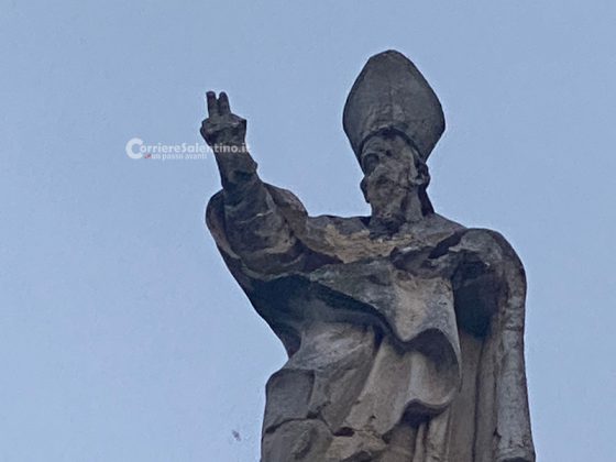 Forte temporale in città: si sbriciola la statua di Sant'Oronzo su Porta Rudiae. Danni anche al Duomo - Corriere Salentino