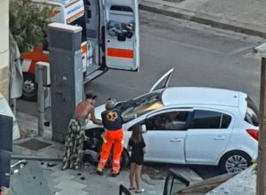 Incidente in centro: auto fuori controllo all'incrocio. Schianto contro la segnaletica - Corriere Salentino