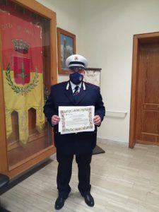 Taviano, conferito solenne encomio al Sovrintendente della Polizia Locale Roberto Macrì - Corriere Salentino