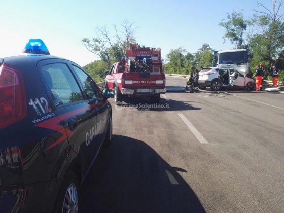 Tremendo schianto frontale sulla statale: auto schiacciata sotto il camion. Muore 82enne - Corriere Salentino
