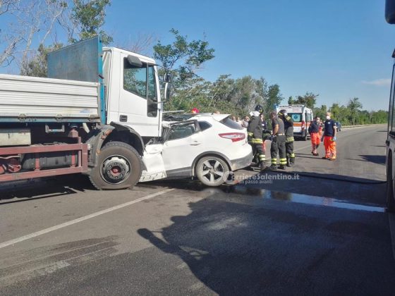 Tremendo schianto frontale sulla statale: auto schiacciata sotto il camion. Muore 82enne - Corriere Salentino