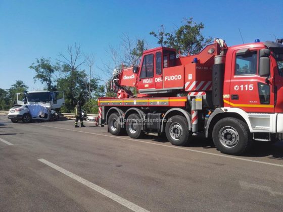 Tremendo schianto frontale sulla statale: auto schiacciata sotto il camion. Muore 82enne - Corriere Salentino