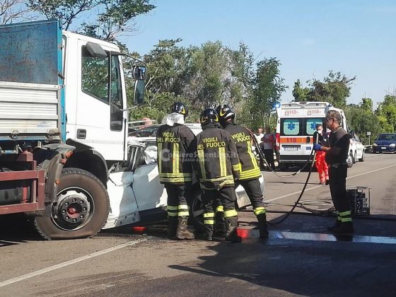 Tremendo schianto frontale sulla statale: auto schiacciata sotto il camion. Muore 82enne - Corriere Salentino