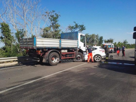 Tremendo schianto frontale sulla statale: auto schiacciata sotto il camion. Muore 82enne - Corriere Salentino