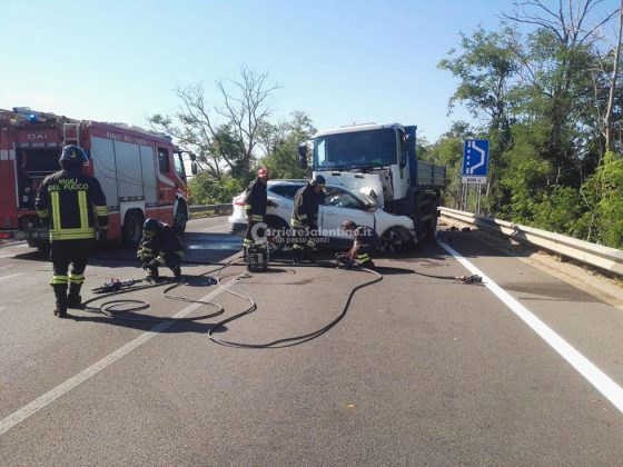 Tremendo schianto frontale sulla statale: auto schiacciata sotto il camion. Muore 82enne - Corriere Salentino