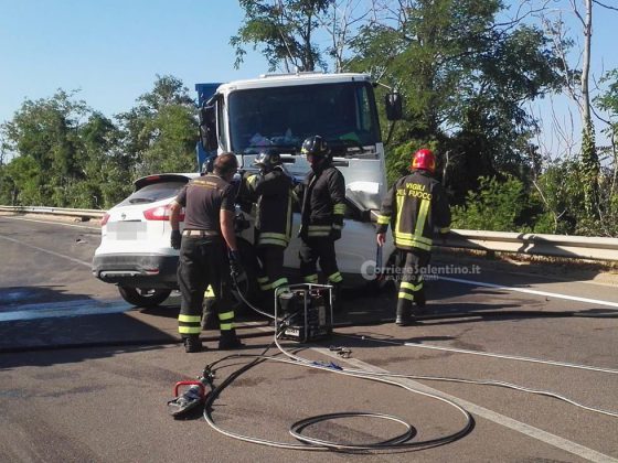 Tremendo schianto frontale sulla statale: auto schiacciata sotto il camion. Muore 82enne - Corriere Salentino
