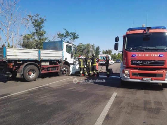 Tremendo schianto frontale sulla statale: auto schiacciata sotto il camion. Muore 82enne - Corriere Salentino